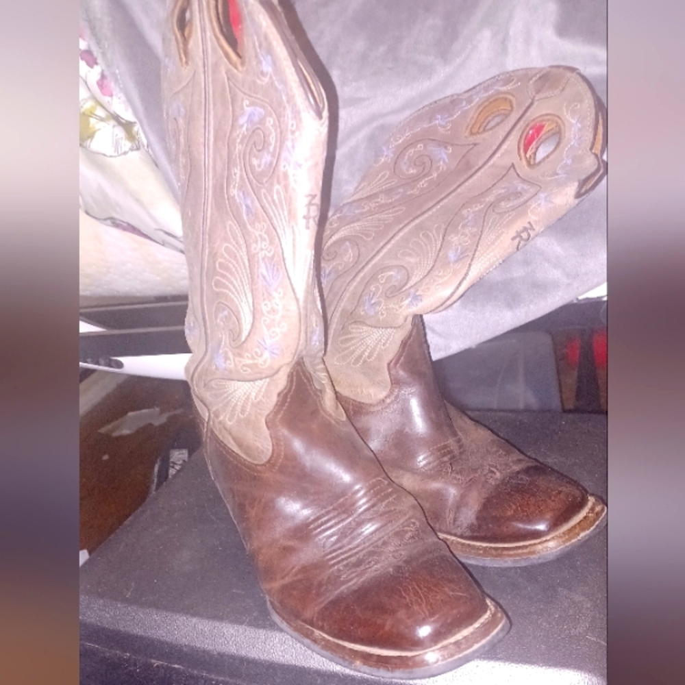 Tony Llama Western Boots, women Size 9  Beautiful, genuine leathern, handtooled